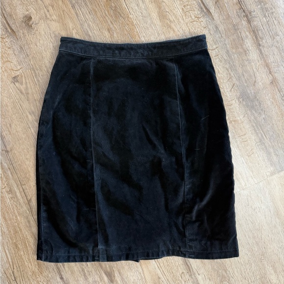 VTG Global Identity • Leather Pencil Skirt - Picture 10 of 11